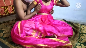 গোলাপী শাড়িতে ভারতীয় গৃহবধূর সঙ্গে রোমাঞ্চকর রাত