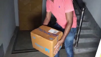 ফ্লিপকার্ট ডেলিভারি বয়ের সাথে রোমাঞ্চ যখন স্বামী বাড়ি নেই!