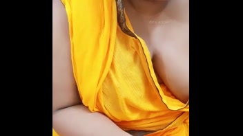 বাংলাদেশের সেক্সি মেয়ের দারুণ ফিগার!
