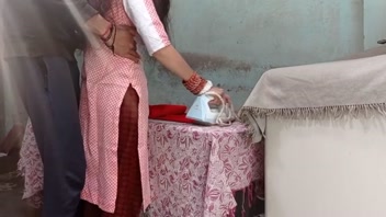 ভারতীয় গ্রামের দম্পতির মধুর দেশি প্রেম খেলা!