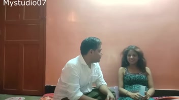 ভারতীয় সেক্সি মেয়ের সাথে ডেলিভারি বয়ের রোমাঞ্চকর মুহূর্ত