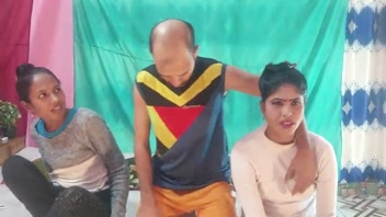 দুই কালো মেয়ের সাথে উত্তেজক গ্রুপ সেক্সের মজা! দেখুন!