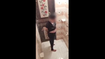 বাংলাদেশি ভাবীর মুগ্ধকর স্নানের দৃশ্য!