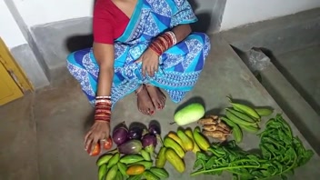 ভারতীয় সবজি বিক্রেতা মেয়ের সাথে তুমুল পাবলিক রোমাঞ্চ!
