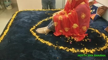 নববিবাহিত দম্পতির হোটেলে রোমান্টিক মুহূর্ত